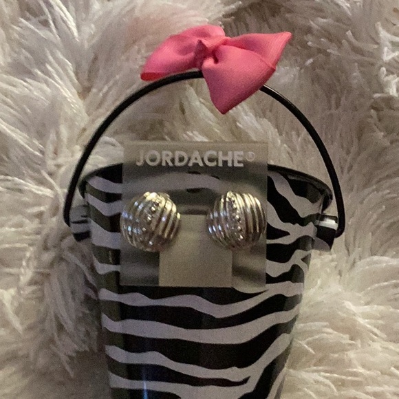 🦩NWT Awesome & So Fun To Wear  Clip Earrings Wardrobe Must Have 🦩 - Picture 9 of 9